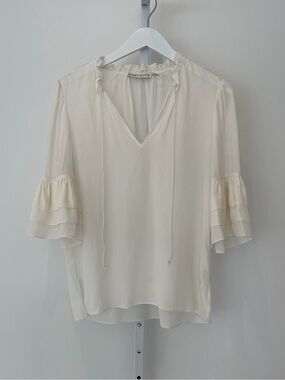 ALICE & OLIVIA CREAM SILK TOP MEDIUM